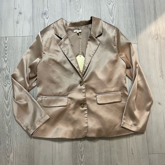 Silky Dinner Blazer 🤍 - Picture 1 of 5